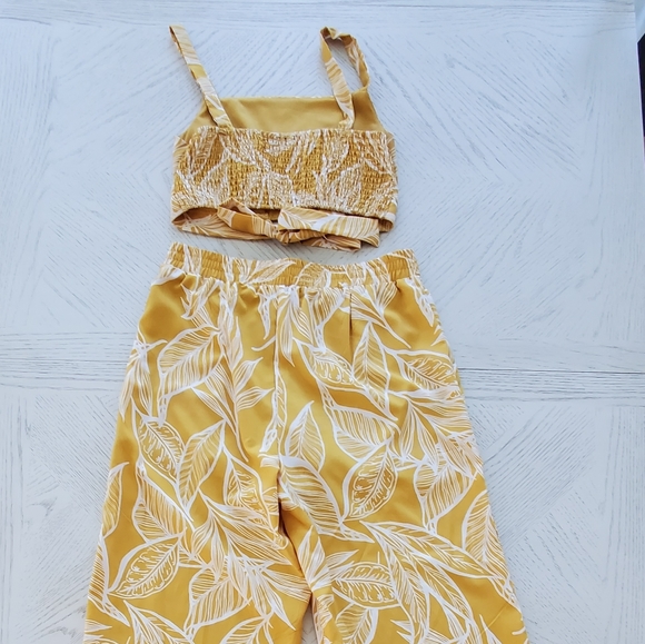 🍌Two Piece Banana Leaf Pant Suit 🍌 - Picture 6 of 9